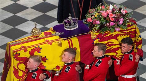 Queen Elizabeth’s Funeral Flowers Had a Poignant Meaning Behind Them | Glamour