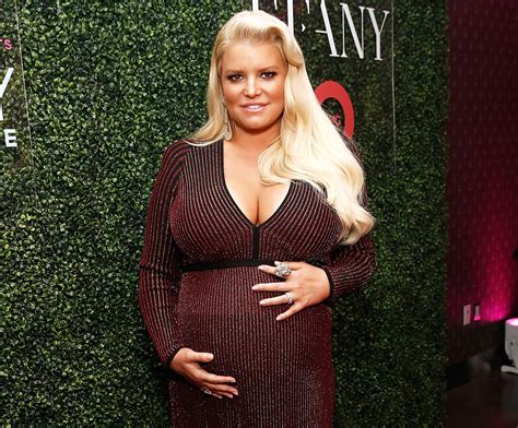 Pregnant Jessica Simpson Cradles Bump in an Unexpected Outfit - WSTale.com