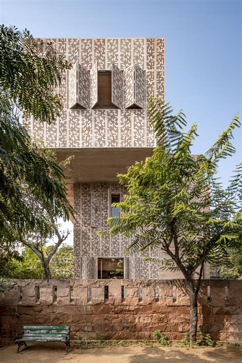 Malik Architecture - Stone house in Jaipur: rediscover and evolve the sandstone as a building ...