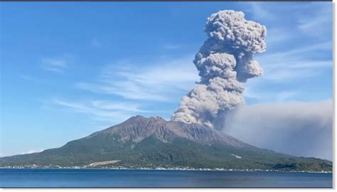 Japan's Sakurajima volcano erupts sending ash plume sky high — Earth Changes — Sott.net