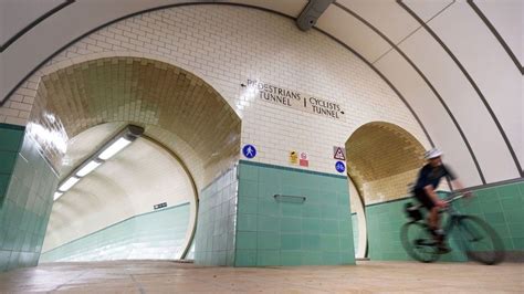 Tyne pedestrian and cycle tunnels closed for lift works - BBC News