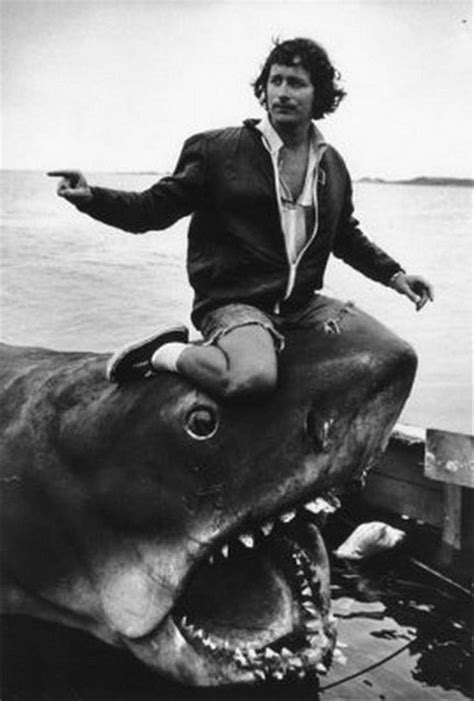 Funny Snaps of a Young Steven Spielberg Relaxing Between Takes While Shooting ‘Jaws’ in 1974 ...