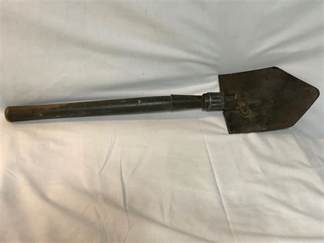 VINTAGE US TRENCHING SHOVEL WWII ARMY MILITARY TOOL. | EstateSales.org