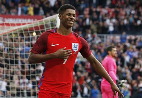 Marcus Rashford England Kit : Marcus Rashford had Wayne Rooney's name on his first ...