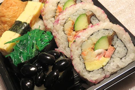 File:Vegetarian sushi rolls.jpg - Wikimedia Commons