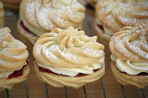 lauralovescakes...: Viennese Whirls & Fingers