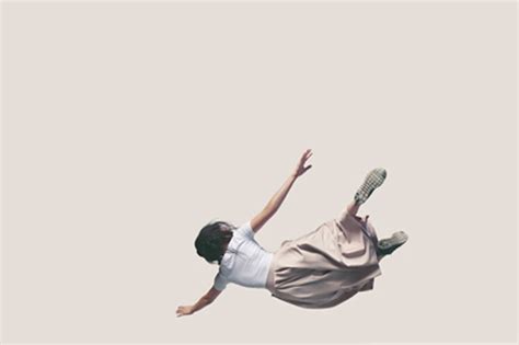 How to interpret the symbolic meaning of falling in your dreams - WellBeing Magazine