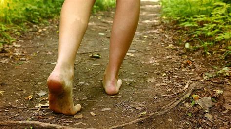 Scientists Explain What Happens To Your Body When You Walk Barefoot