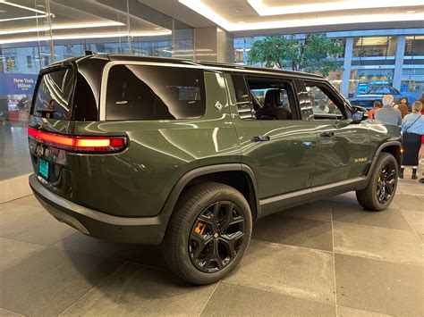 🎨 FOREST GREEN R1S Photos | Rivian Forum - R1T R1S R2 R3 News, Specs, Models, RIVN Stock ...