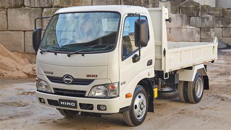 Hino 300 Series 616 IFS Tipper truck 2016 review | CarsGuide