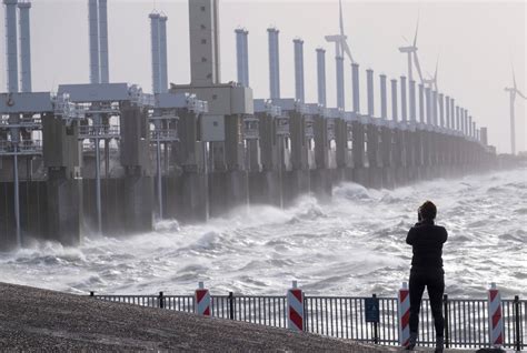 Oosterscheldekering gaat dicht | Foto | destentor.nl