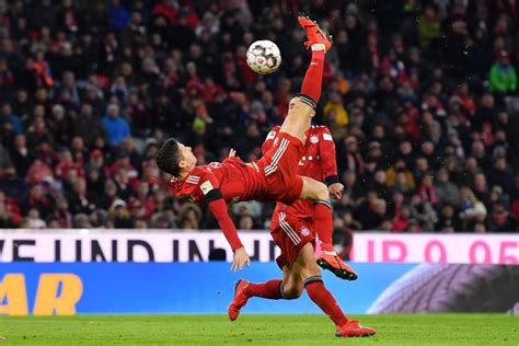 Robert Lewandowski of Bayern Munich attempts an overhead-kick during... | Zwierzęta