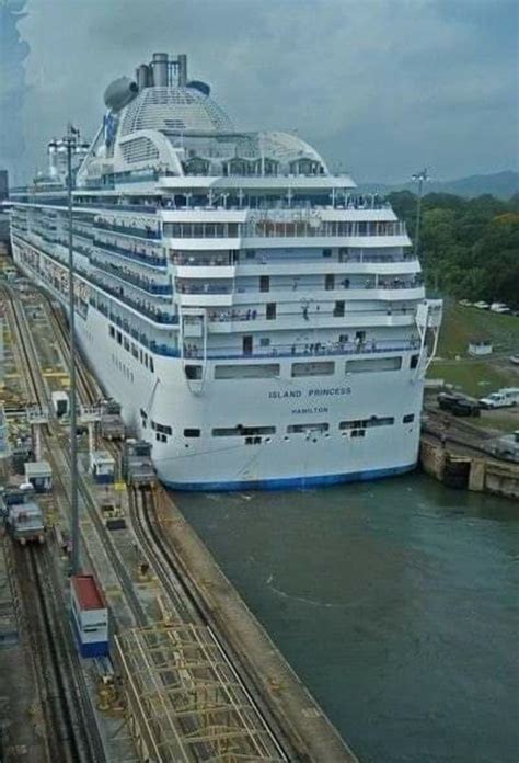 Cruise ship'The Island Princess' going through the Panama canal ...