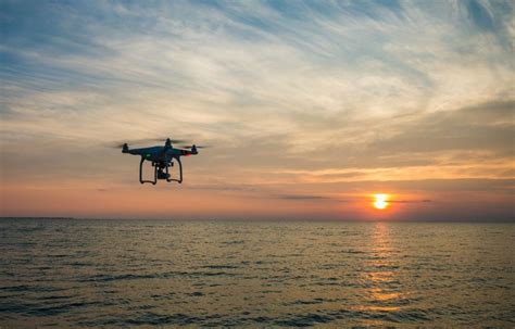 VIDEO. Il se jette dans un lac et sauve son drone in extremis