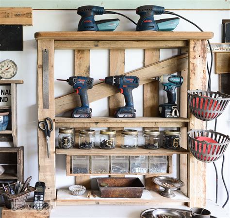 Easy-To-Craft Pallet Shelves With Customizable Designs