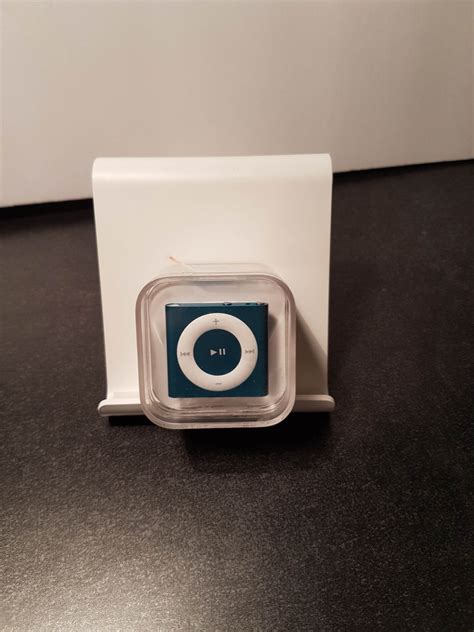 NEW & SEALED iPod Shuffle 4th generation 2gb Blue # 2161