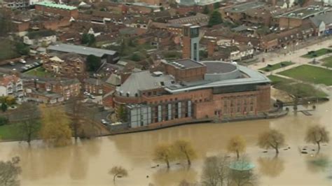 Stratford-upon-Avon flooded as river rises - BBC News