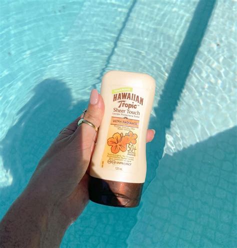 Perfume Reviews. on Instagram: “Hawaiian Tropic - Sheer Touch🌴 EEEL protector solar con mejor ...