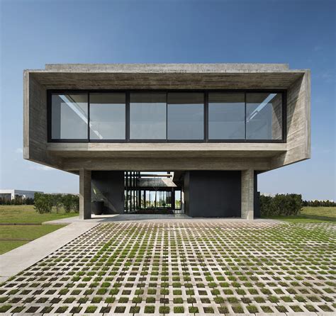 Casa Castaños: A Sleek Concrete Home with Airy Details