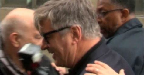 Alec Baldwin yells at photographer while leaving court - CBS News