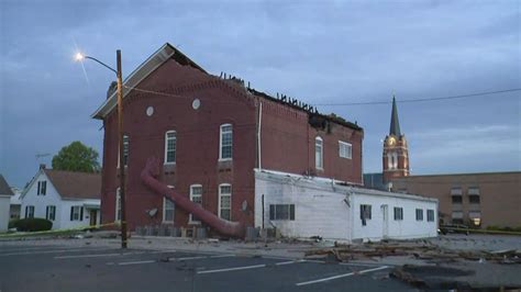 Storms rip roof from building in Freeburg, Illinois - YouTube