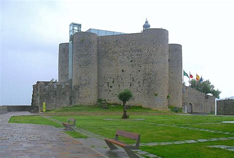 la ciudad habla: CASTILLO FARO DE SANTA ANA EN CASTRO URDIALES