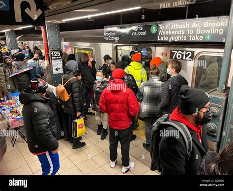 Crowded platform at the 125th Street express subway station in Harlem, New York City Stock Photo ...