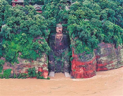 Floods wet feet of giant Buddha | The Standard