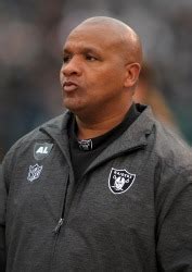 Raiders consider canning coach Hue Jackson