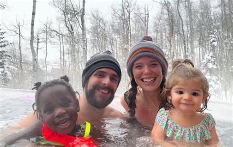 Thomas Rhett & Family Enjoy Ski Trip [Pictures]