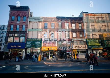 Shopping on West 125th street in Harlem in NYC Stock Photo - Alamy