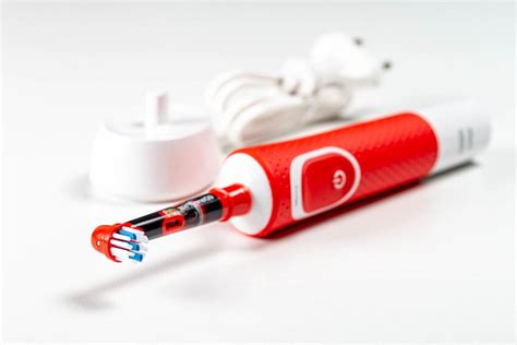 Red electric toothbrush with charger (Flip 2020) - Creative Commons Bilder