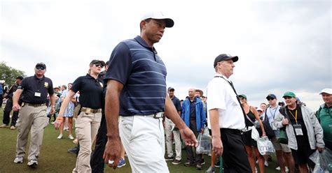 Golf fans lose their minds as Tiger Woods walks Florida course ...