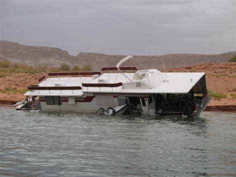 Boat Capsizes During Extreme Weather at Lake Powell - DesertUSA Stories & News