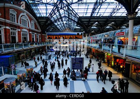 Liverpool street railway station shops Stock Photo - Alamy