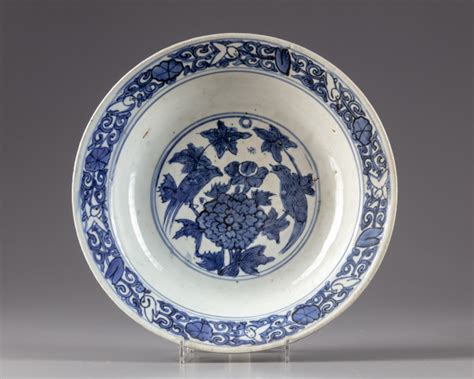 A CHINESE BLUE AND WHITE DISH, CHINA, MING DYNASTY (1368-1644) | OAA