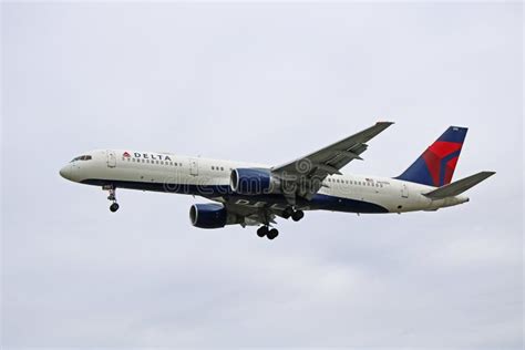 Delta Air Lines Boeing 757-200 Side View Editorial Image - Image of ...