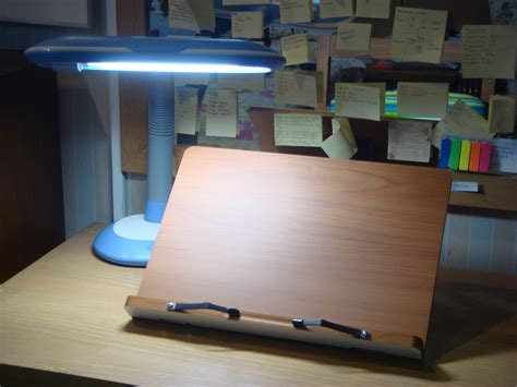 File:Bookstand with desk lamp.jpg - Wikimedia Commons