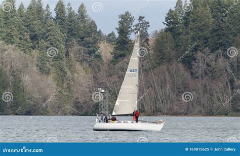 Sailen in De Winter Op De Boedd-inlaat, Puget Sound, Olympia Washington Redactionele Afbeelding ...