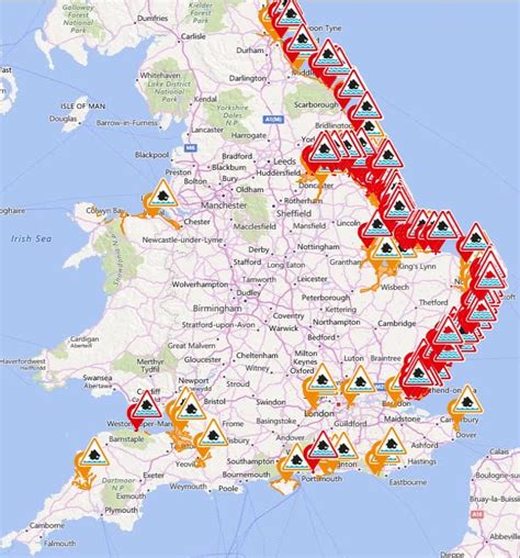 Tidal surge threat as snow and heavy winds grip UK - BBC News