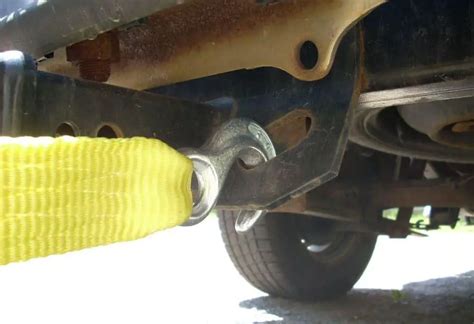 How And Why Should You Use Tow Hooks? | Brake Experts