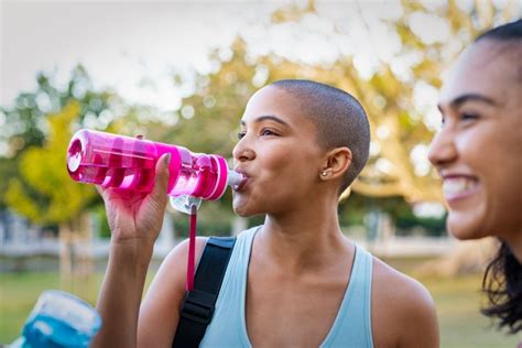 5 voordelen van het drinken van een Gallon Water per dag | Duquesne University | Balanced Body