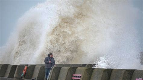 Storm Eunice heads for UK and prompts danger to life warning - BBC News