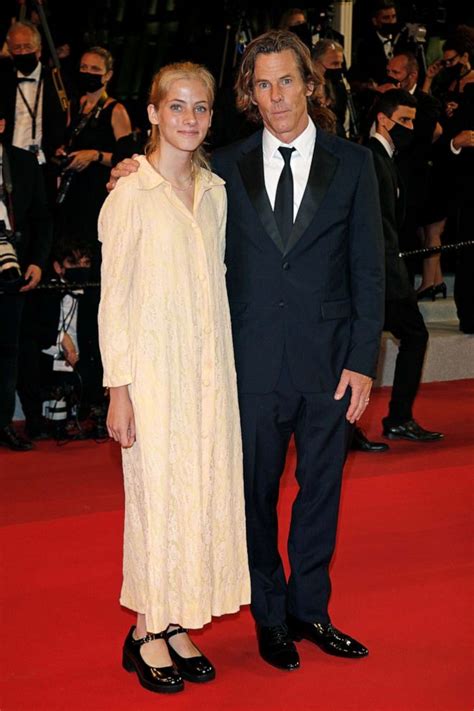 Julia Roberts' daughter dazzles at her Cannes red carpet debut - Good ...