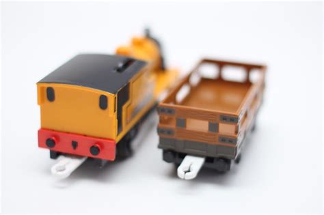 Thomas & Friends DUNCAN & CAR Trackmaster Motorized Train 2002 TOMY ...