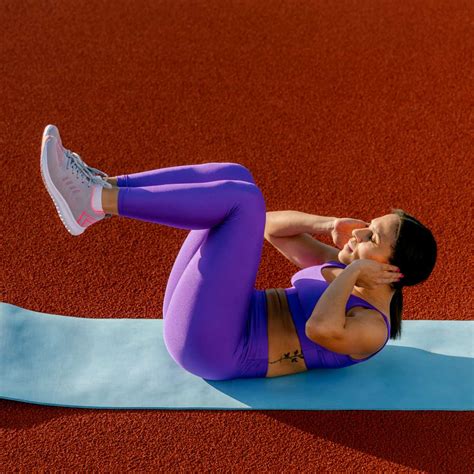 How to Do Reverse Crunches, Including Benefits and Variations