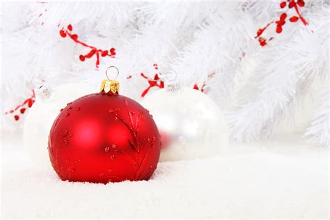 Three red and white Christmas baubles HD wallpaper | Wallpaper Flare