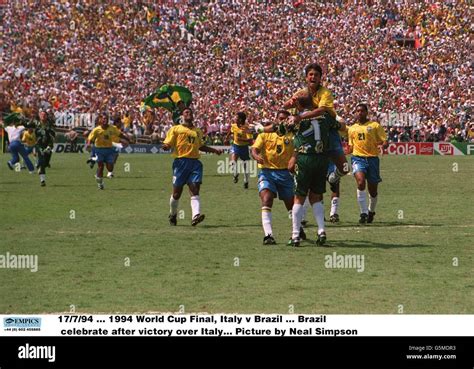 Soccer - 1994 FIFA World Cup - Final - Brazil v Italy - Rose Bowl Stock Photo: 106785367 - Alamy