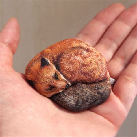 Artist Brings Stones To Life By Realistically Painting Animals On Them ...