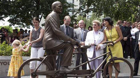 Canadian politician Jack Layton honoured with statue in Toronto – RCI ...